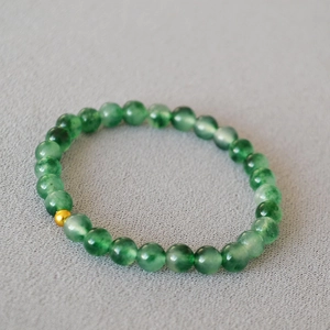 Bracelet minimaliste en pierre œil de tigre avec perles vertes et un accent doré chic
