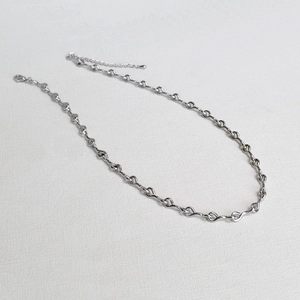 Détail du collier à maillons en forme de cœur argenté avec fermoir mousqueton et extension