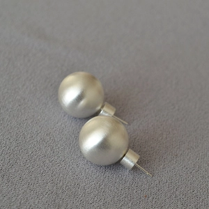 Boucles d'oreilles sphériques argentées minimalistes avec texture en métal brossé