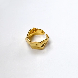 Détail de texture irrégulière sur bague ajustable en laiton plaqué or pour femme