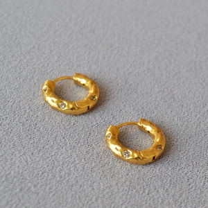 Orecchini a cerchio in oro martellato vintage con zirconi scintillanti per uso quotidiano