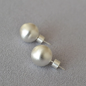 Boucles d'oreilles boules argent mat brossé rétro au design minimaliste en argent 925