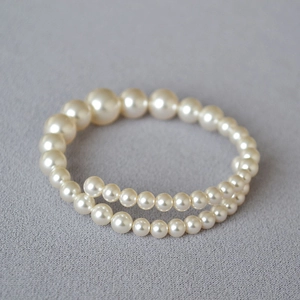 French style double-layer wrap bracelet with gradient faux pearls on gray fabric