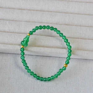 Bracciale di perle di agata verde con ciondolo a zucca e accenti dorati eleganti