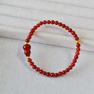 Bracciale in stile cinese con perline di agata rossa, ciondolo Wu Lou e dettagli dorati