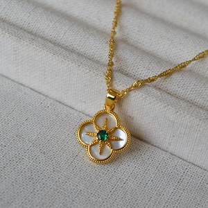 Collier trèfle vintage français avec nacre et étoile en pierre précieuse verte