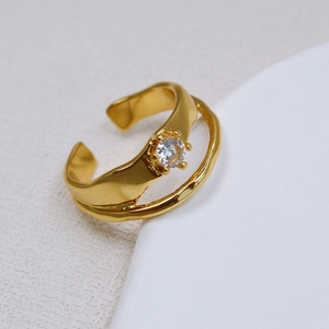 Détails d'une bague en laiton doré à double anneau sertie d'un zircon cubique brillant