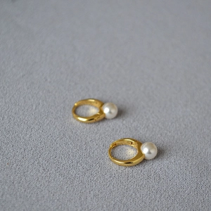Boucles d'oreilles créoles minimalistes en laiton doré avec petites perles blanches