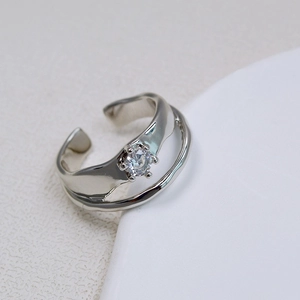 Détail d'une bague ouverte double couche en ton argent avec un oxyde de zirconium brillant