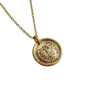 Collier médaille dorée vintage avec pendentif visage lune soleil et chaîne minimaliste