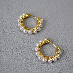 Boucles d'oreilles créoles dorées ornées de petites perles blanches au style français épuré