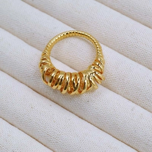 Vue détaillée d'une bague en laiton doré avec un design texturé à nervures spirales
