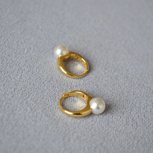 Créoles minimalistes en laiton doré avec d'élégantes perles blanches pour femmes