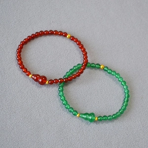 Elegante bracciale di perline in agata con ciondolo a zucca e accenti dorati su tessuto