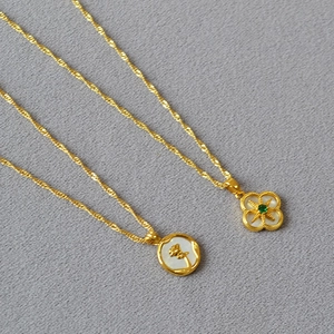 Colliers vintage dorés avec pendentif rose en nacre et trèfle avec pierre verte