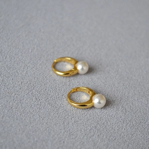 Boucles D'oreilles Créoles Minimalistes En Laiton Plaqué Or Avec Künstliche Perle D'imitation Et Oeil De Tigre Pour Femmes