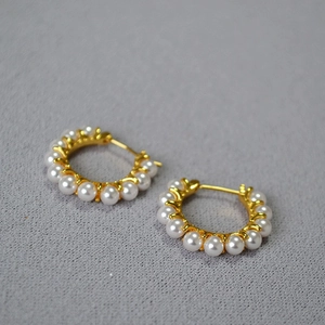 Élégantes boucles d'oreilles créoles dorées ornées de petites perles blanches vintage