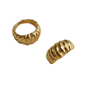 Bagues croissant minimalistes en laiton plaqué or avec texture nervurée sur blanc