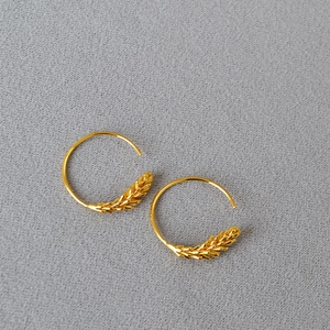 Golden wheat ear geometric hoop earrings in polished brass with minimalist design