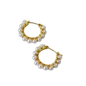 Élégantes boucles d'oreilles créoles C dorées avec petites perles blanches pour le quotidien