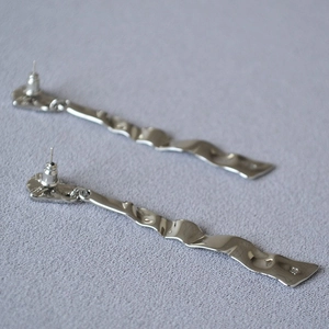 Minimalist silver wavy drop earrings with sleek metallic flowing design and 925 stamp