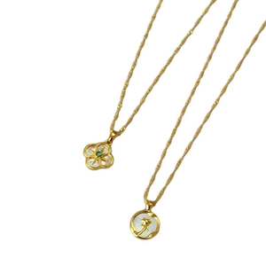 Colliers vintage dorés avec trèfle en nacre et pendentif relief rose style français