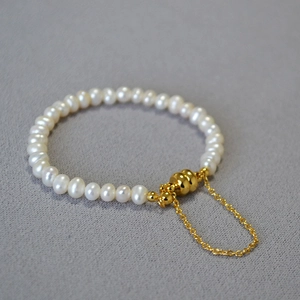 Bracelet élégant en perles baroques avec fermoir magnétique doré et chaîne de sécurité