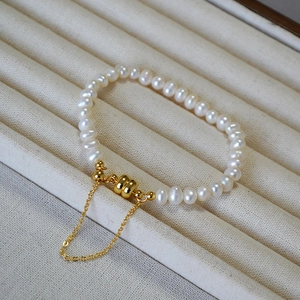 Détail du bracelet en perles baroques avec fermoir magnétique en or et chaîne de sécurité