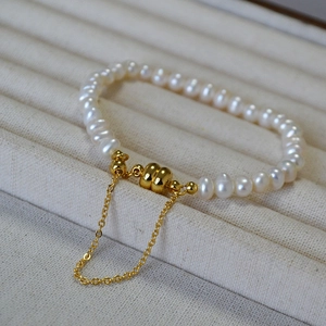 Bracelet élégant en perles baroques avec fermoir magnétique doré sur écrin en velours