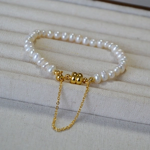 Bracelet élégant en perles de culture baroques avec fermoir magnétique doré et chaînette