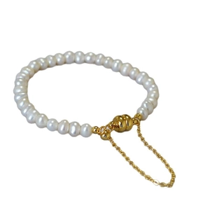 Bracelet élégant en perles d'eau douce avec fermoir magnétique doré et chaîne de sécurité