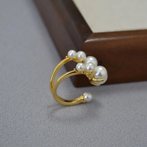 Elegante anello aperto placcato oro con un gruppo di perle bianche per le donne