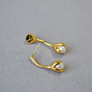 Elegant gold tulip earrings featuring white freshwater pearls in a floral bloom design