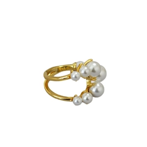 Squisito anello in ottone dorato con perle a grappolo e struttura a doppia fascia