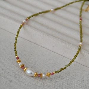 Collier fait main en zircon vert et perles d'eau douce avec fermoir doré ajustable