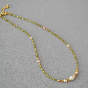 Collier en perles de zircon vert avec perles d'eau douce et fermoir doré chic