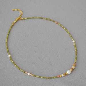 Collier en perles de zircon vert et perles d'eau douce avec fermoir doré et chaîne d'extension