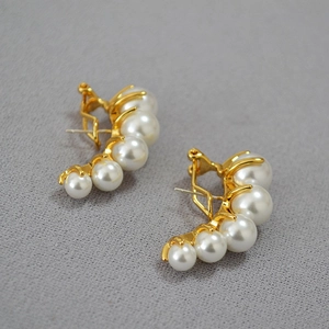 Vintage gold pearl drop earrings with five gradient white pearls in a curved design