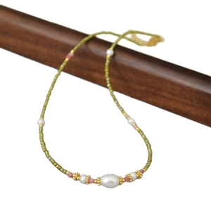 Collier vintage élégant avec perles de zircon vert et perles d'eau douce blanches