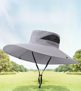Détail du chapeau de soleil gris à large bord avec évents et mentonnière réglable