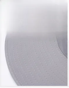 Gros plan du chapeau gris montrant les coutures renforcées pour un bord rigide