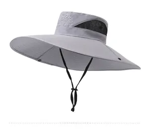 Vue latérale du chapeau soleil gris clair avec filet respirant et broderie montagnes