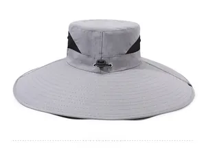 Détail du chapeau de soleil gris avec évents en maille et cordon élastique réglable