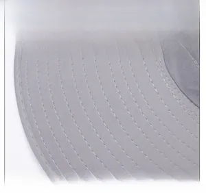 Vue macro du chapeau de soleil gris avec bord large et détails de couture précis