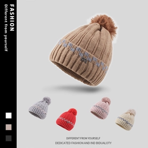 Damen Verdickte Strickmütze Winter Warm Pompon Mütze Mit Metallbuchstaben Dekoration Karomuster Outdoor Skifahren Polyester Kappe