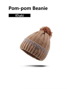 Khakifarbene Winter-Strickmütze mit Bommel, Karomuster und Metall 'm' Logo-Detail