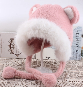 Bonnet d'aviateur d'hiver à oreilles d'ours en peluche rose et blanc avec pompons doux