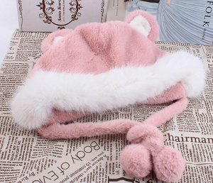 Détail du bonnet à rabats rose en peluche avec bordure blanche et oreilles mignonnes