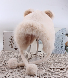 Chapeau trappeur d'hiver en peluche beige avec oreilles d'ours et pompons chauds