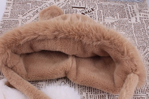Détail du bonnet d'aviateur à oreilles d'ours en peluche marron et polaire